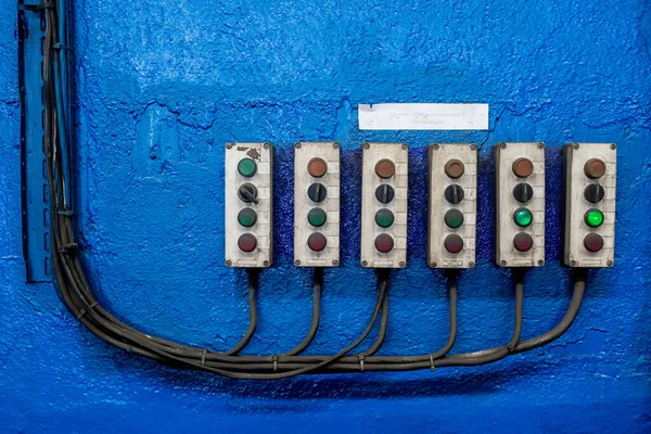 Sensor an blauer Wand, Drähte, Kabel, grünes Licht — Stockfoto