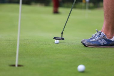 Minsk. Belarus - 25.07.2021 - Golf oynayan adamın düşük kesimi