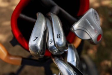 Minsk. Belarus - 25.07.2021 - Kırmızı çantalı golf sopaları