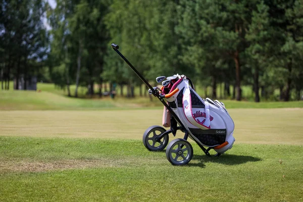 Minsk. Belarus - 25.07.2021 - Push-Pull Golf Carts. Green grass, trees. — Stock Photo, Image