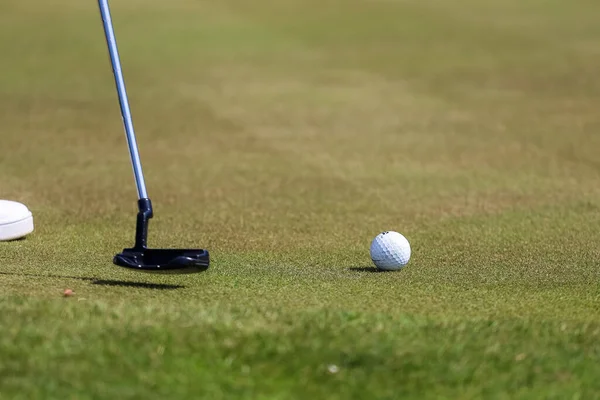 Baixa seção de homem jogando golfe na faixa de condução — Fotografia de Stock