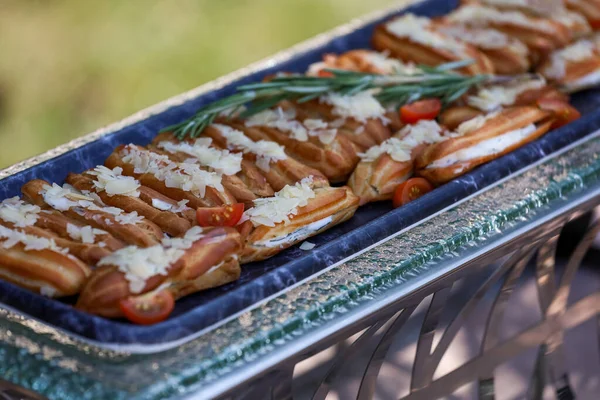 Eclairs met hartige vis en ream kaas en arugula vullen met groenten en kruiden — Stockfoto