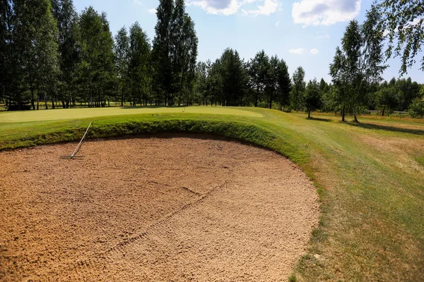 Ormanın ortasında golf sahası. — Stok fotoğraf