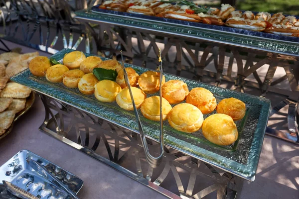 Koude snacks aan een buffettafel, catering — Stockfoto