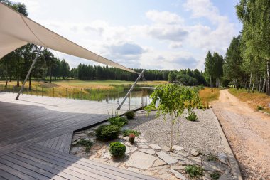 Golf sahasındaki doğal malzemelerden yapılmış çardak.