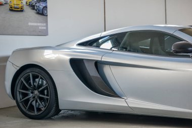 Nurburg, Rhineland-Palatinate Almanya - 20 Ağustos 2015. Kiralık yarış arabalarının garajı.. 