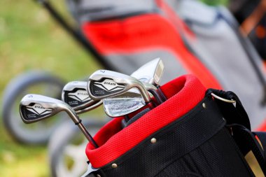Minsk. Beyaz Rusya - 18.07.2021 - Sahada gümüş golf sopaları