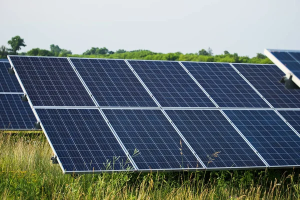 Painéis solares campos nas colinas verdes — Fotografia de Stock