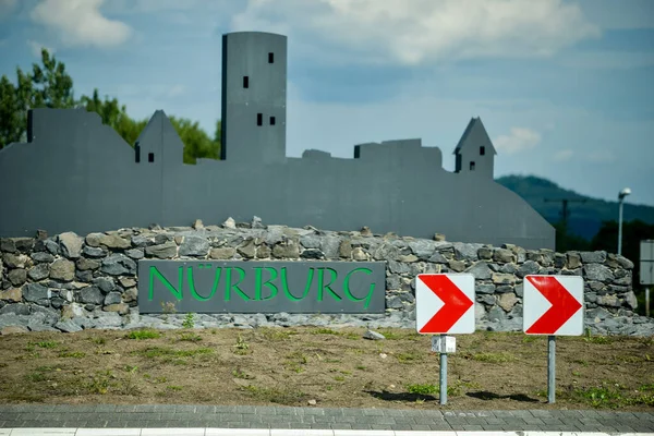 Nurburg, Niemcy - 20 sierpnia 2015. Mniej więcej przy wjeździe do wioski. Słynne miasto Nurburg z legendarnym Nurburgring Race Tor Obraz Stockowy