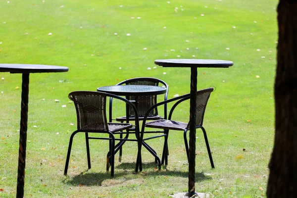 Table and chairs on the golf course — Stock Photo, Image