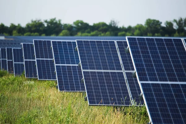 Estação de células solares no campo. — Fotografia de Stock