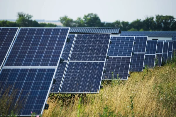 Estação de células solares no campo. — Fotografia de Stock