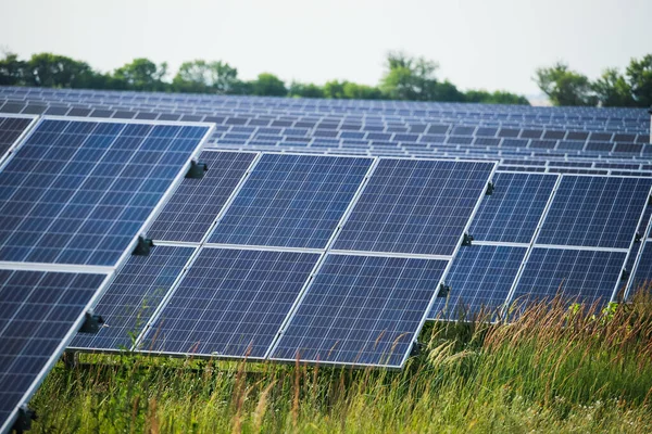 Estação de células solares no campo. — Fotografia de Stock