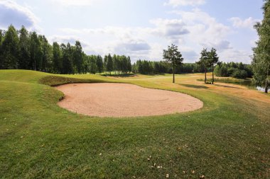Ormanın ortasında golf sahası.