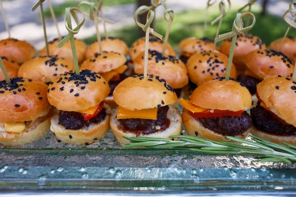 Mini hamburgery s černými sezamovými semínky u stolu formou bufetu — Stock fotografie