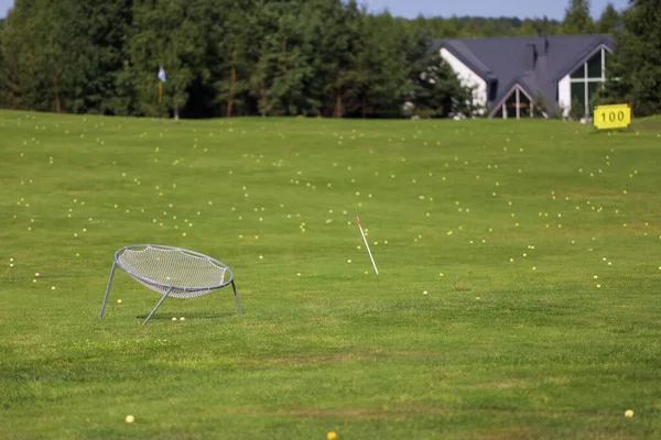 Lapangan mengemudi ongolf tentu saja di lapangan golf hijau. — Stok Foto