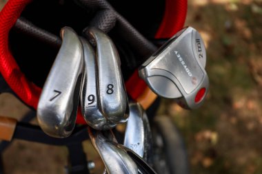 Minsk. Belarus - 25.07.2021 - Kırmızı çantalı golf sopaları