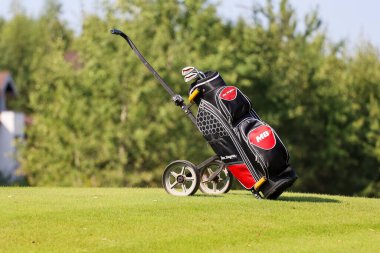 Minsk. Beyaz Rusya - 25.07.2021 - İt-Çek Golf Arabaları. Yeşil çimenler, ağaçlar.