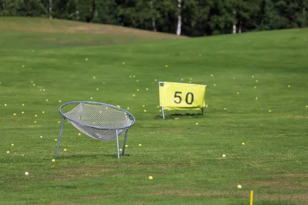 Zakres jazdy na polu golfowym na zielonym polu golfowym. — Zdjęcie stockowe