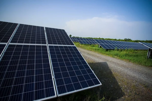 Painéis solares campos nas colinas verdes — Fotografia de Stock