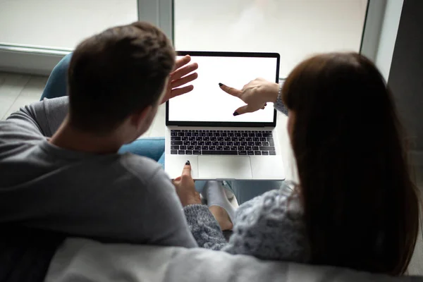 Szerető férfi és nő nézi a laptop — Stock Fotó