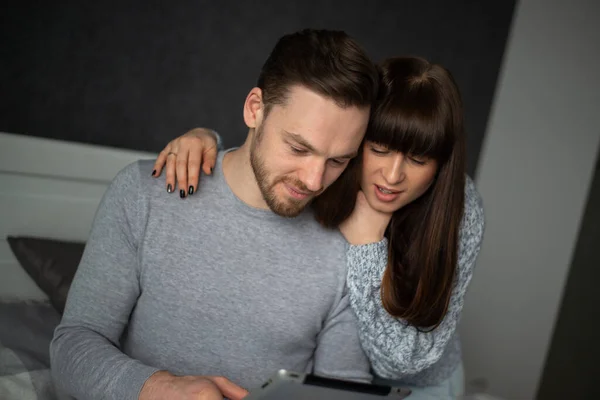 Couple man and woman looking at laptop and smiling — Stock Photo, Image