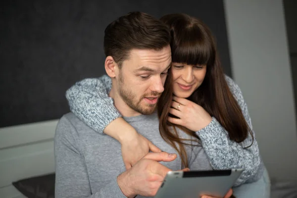 Pár férfi és nő nézi laptop és mosolygós — Stock Fotó