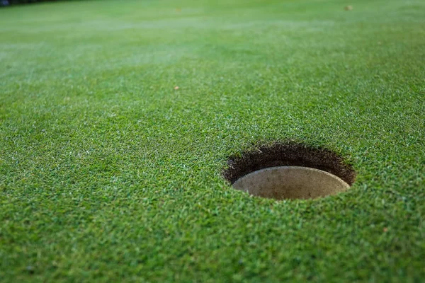 Labda lyuk egy zöld golfpályán — Stock Fotó