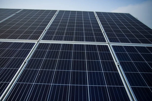 Close-up de painéis solares contra o céu — Fotografia de Stock