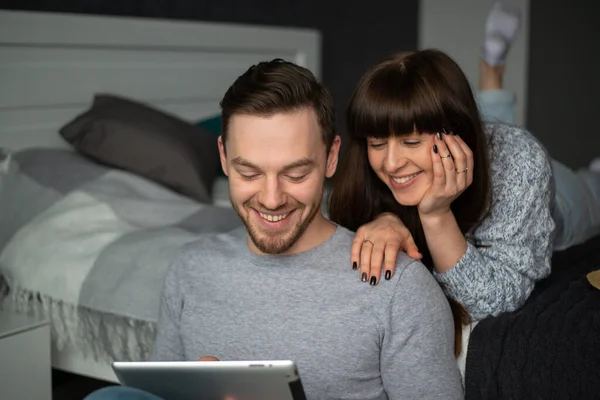 Couple man and woman looking at laptop and smiling — Stock Photo, Image