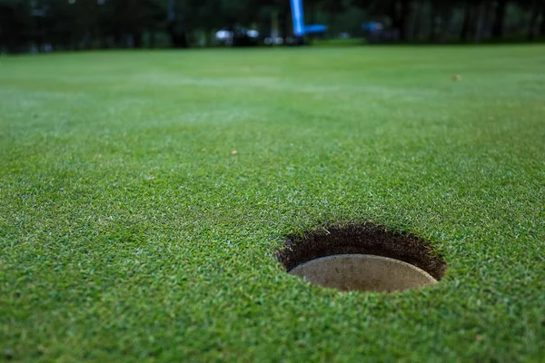 Koule díra na zelené golfové hřiště — Stock fotografie