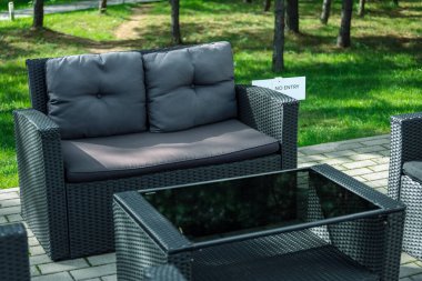 Oturma odası, kanepe, sehpa, kırmızı vazo ve çiçek.