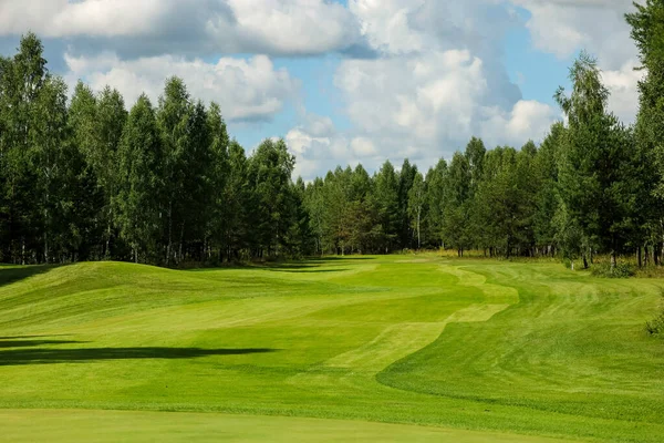 Vista panoramica del campo da golf con campo fairway. Campo da golf con un ricco tappeto erboso verde bellissimo scenario. — Foto Stock