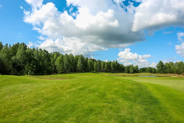 Panorama pohled na golfové hřiště s golfovým hřištěm. Golfové hřiště s bohatou zelenou trávníku krásné scenérie. — Stock fotografie