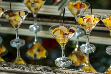 Aperatifler, yemek servisi, gümüş tepside atıştırmalıklar. Güzel dekore edilmiş yemek sofrası. Farklı atıştırmalıklar ve aperatiflerle.