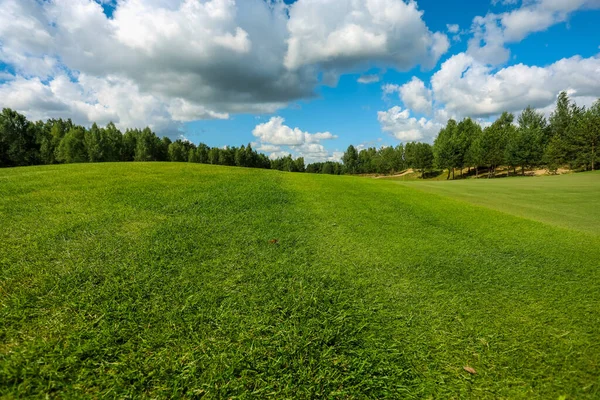 Panorama vista do campo de golfe com campo fairway. Campo de golfe com um relvado verde rico belas paisagens. — Fotografia de Stock