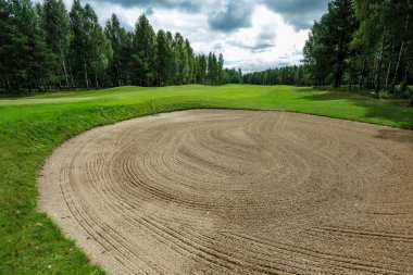 Kum tuzağı olan güzel bir golf sahası