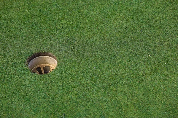 Buco di palla su un campo da golf verde — Foto Stock