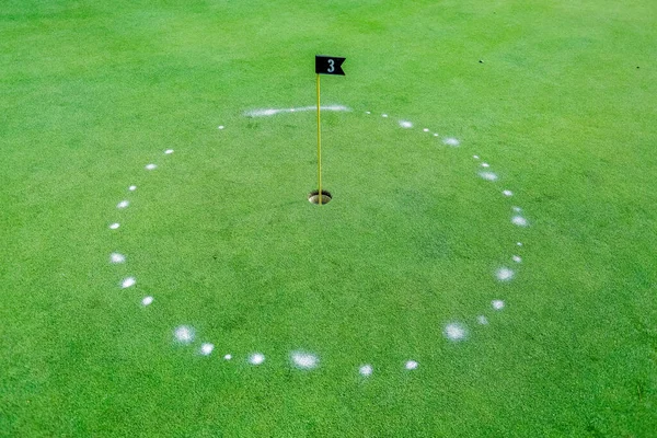 Golfový míček na zelené trávě připraven nastolit na golfovém hřišti pozadí — Stock fotografie