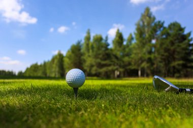 Bir adam oynarken golf driving range düşük bölümü