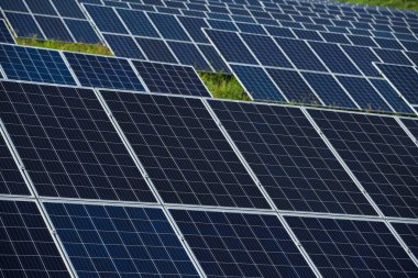 Güneş panellerini gökyüzüne yakın çekim