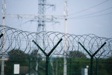 Dikenli tel, sıkı korunan nesne.