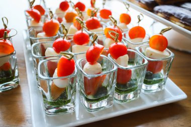 Domates ve peynirli aperatifler. Yemek servisi, açık büfedeki atıştırmalıklar, sağlıklı yiyecekler.