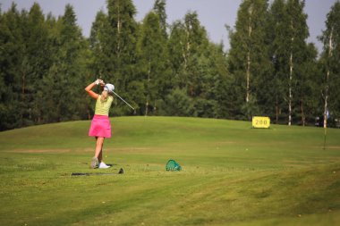 Minsk. Belarus 02.07.2021 - Golf sopası ile sahada.