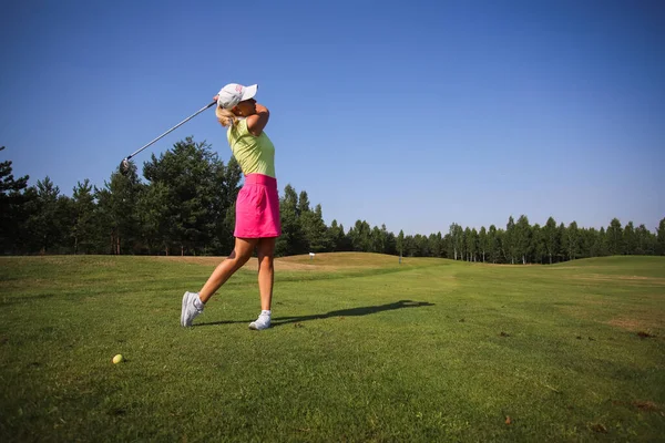 Minsk. Belarus 02.07.2021 - Golf sopası ile sahada. — Stok fotoğraf