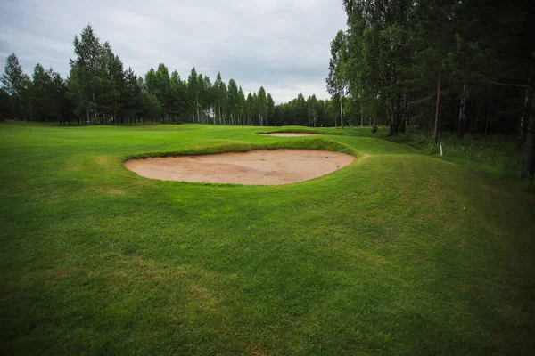 Písková vrstva na golfovém hřišti uprostřed lesní mýtiny — Stock fotografie