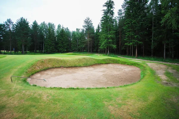 Rivestimento di sabbia sul campo da golf nel mezzo di una radura forestale — Foto Stock