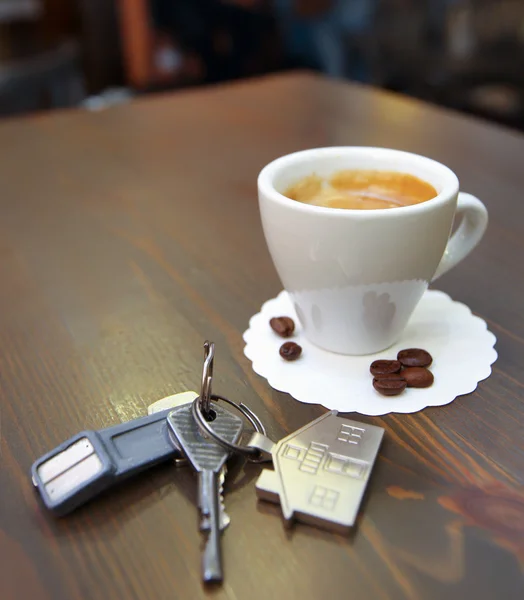 Tasse Kaffee auf dem Schreibtisch und Schlüssel — Stockfoto