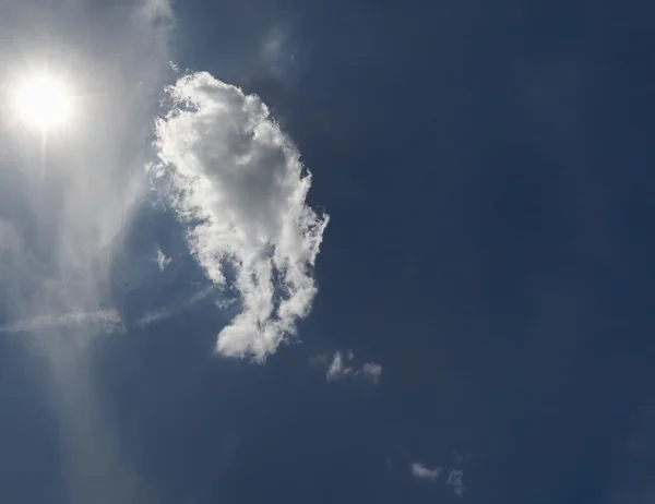 Moln i den blå himlen — Stockfoto