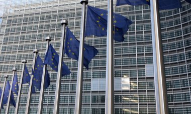 Avrupa bayraklarını ön berlaymont Binası Merkez Brüksel Komisyonu.